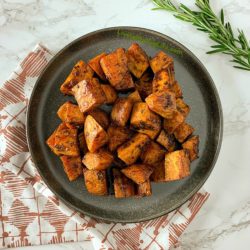 oven-roasted maple sweet potatoes with cinnamon and rosemary